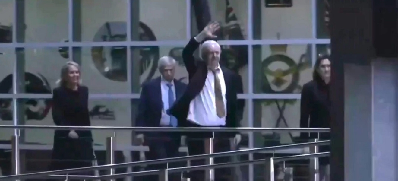 Assange llegó por fin a Australia y por ahora no piensa hablar en público