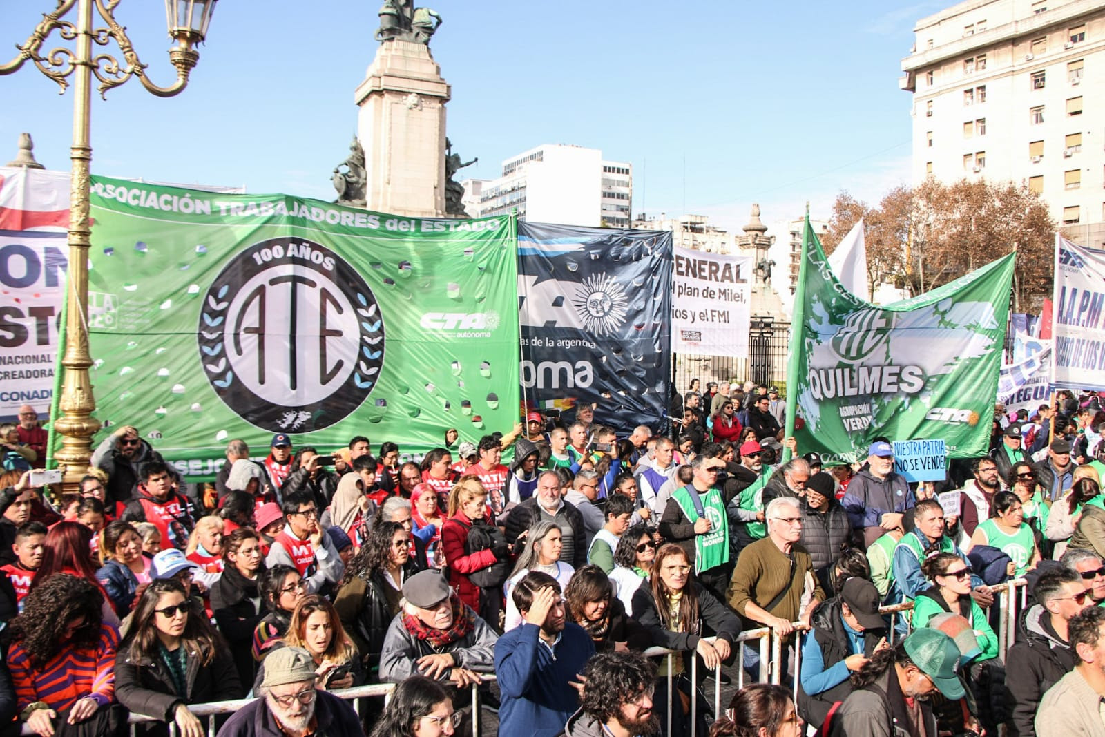 En el Día de los Estatales, ATE movilizó frente al Congreso contra la Ley Bases