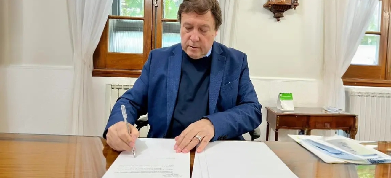 Rio Negro: El Gobernador Weretilneck firmó su último decreto en formato papel