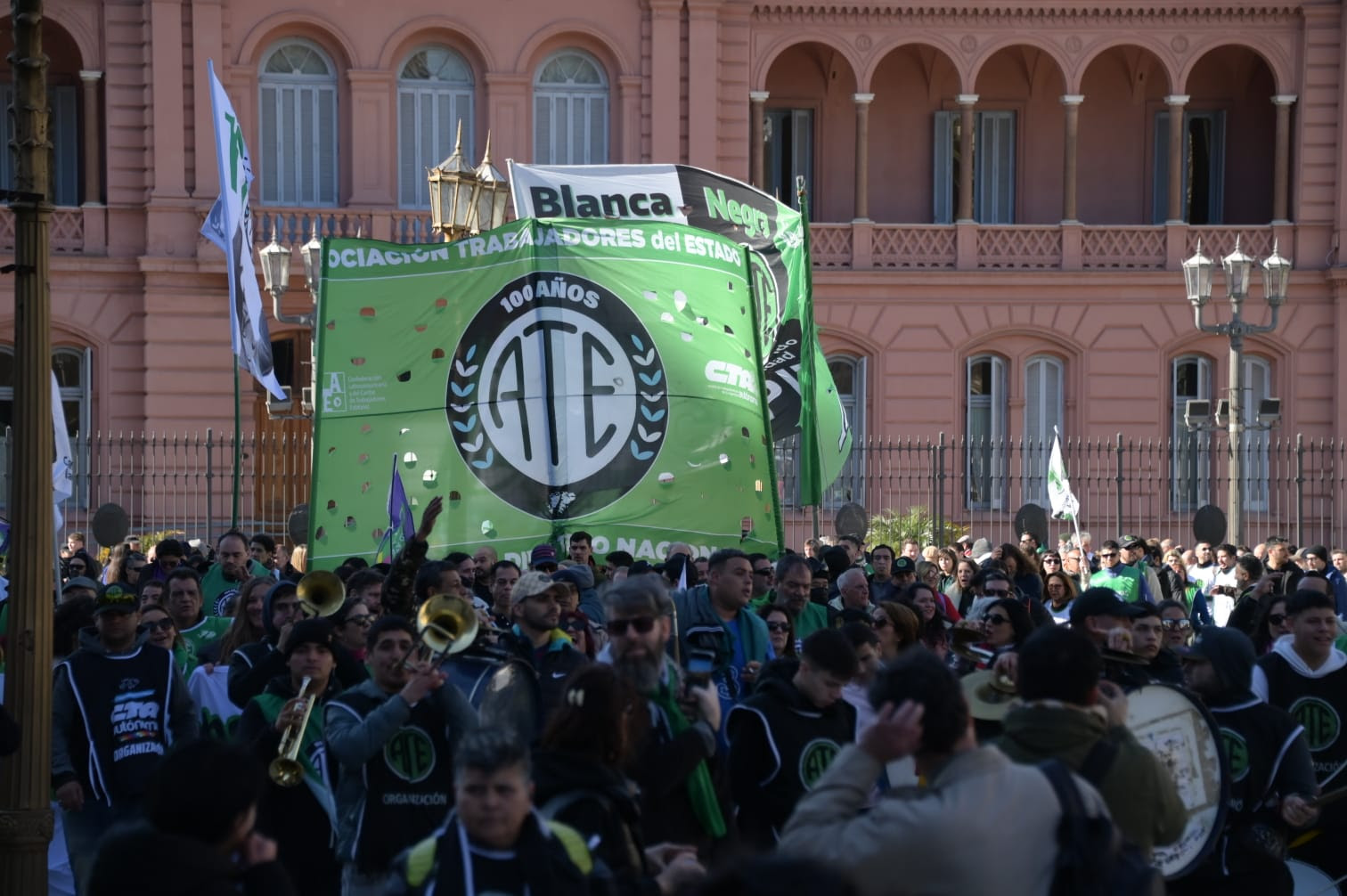 ATE realizó paro nacional con olla popular frente a la Casa Rosada