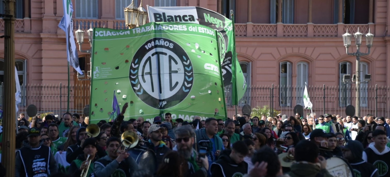 ATE realizó paro nacional con olla popular frente a la Casa Rosada