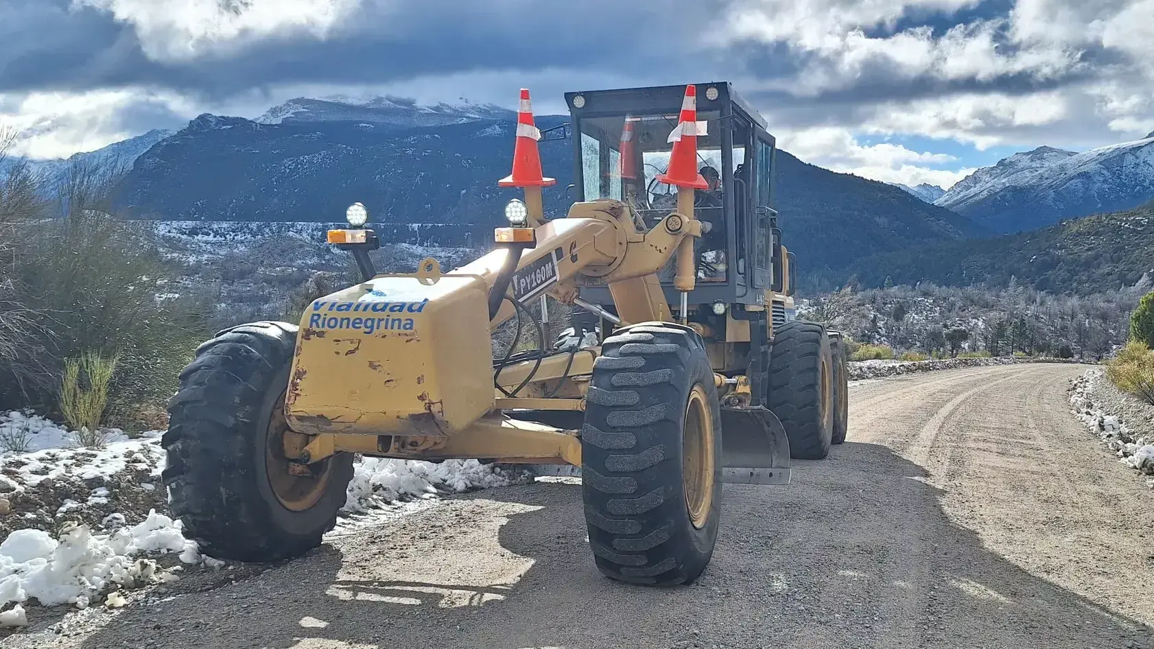 Destacada labor de trabajadores viales ante nevadas en Región Sur y Andina