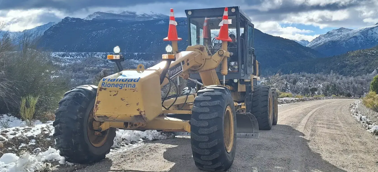 Destacada labor de trabajadores viales ante nevadas en Región Sur y Andina