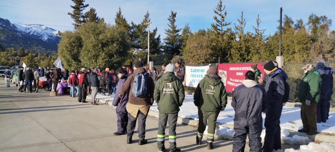 Olla popular en el ingreso al Centro Atómico Bariloche