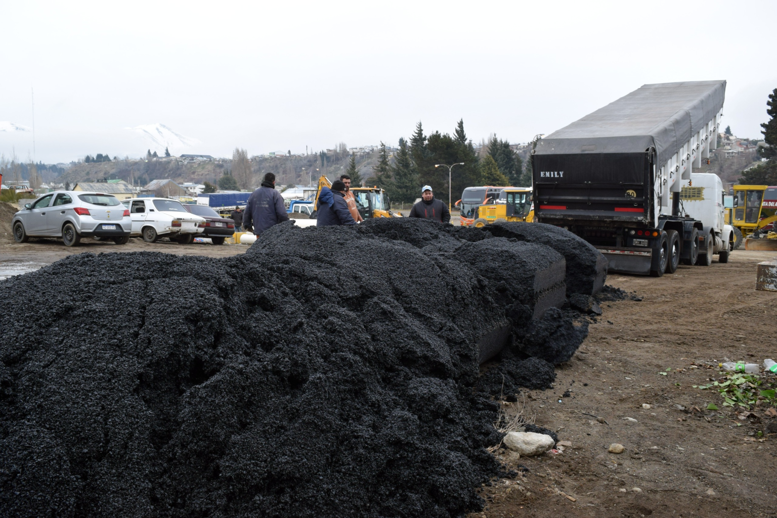 Bariloche recibió 28 toneladas de material flexible para bacheo