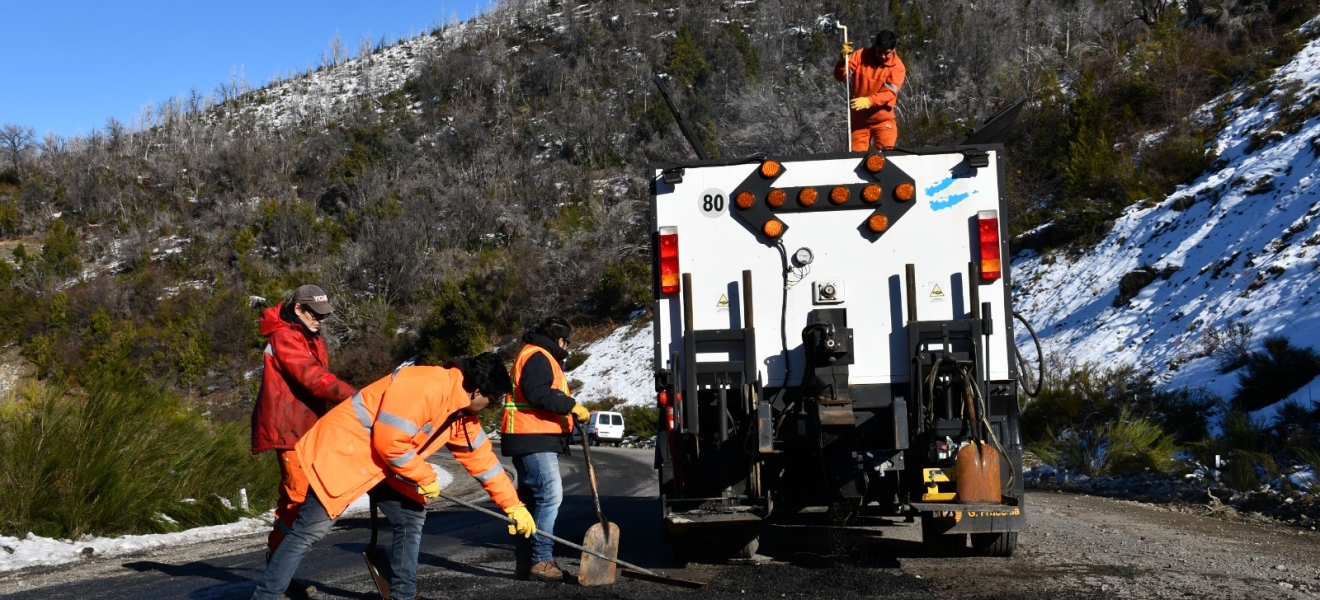 Vialidad Nacional: tareas de bacheo en la RN 40 entre Bariloche y El Bolsón