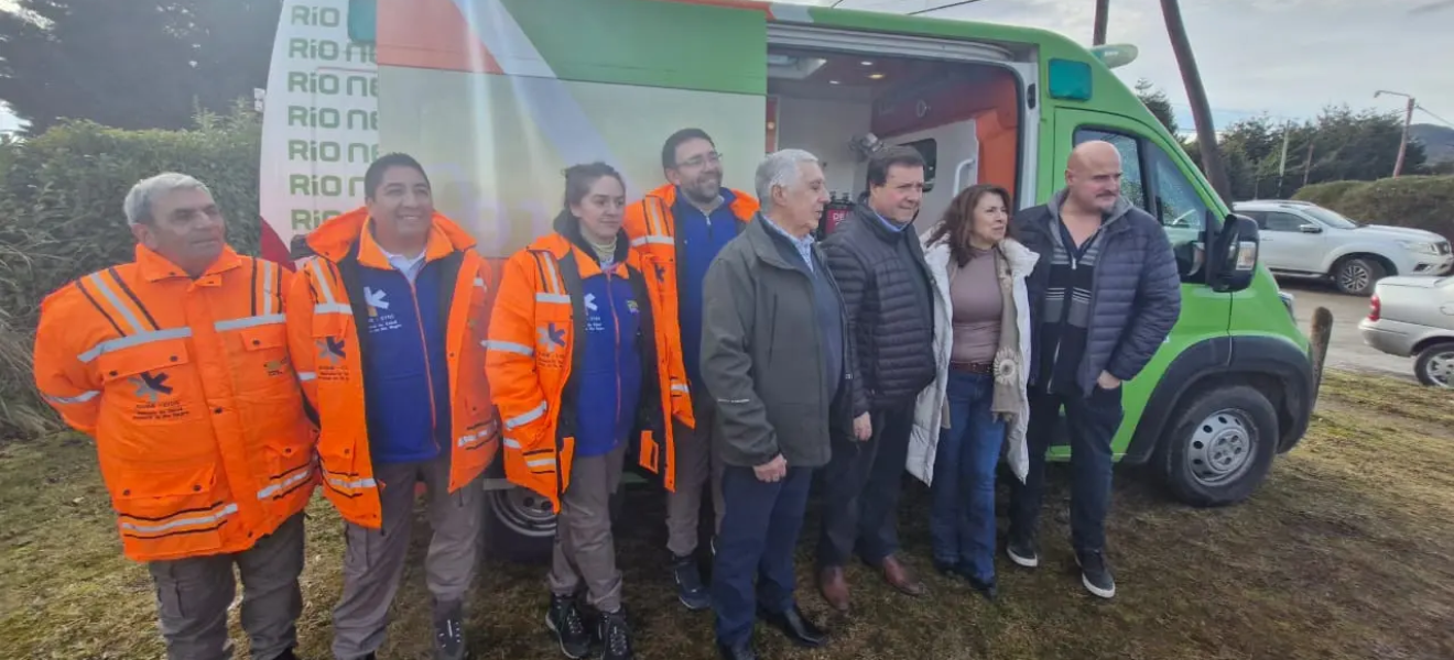 El gobernador entregó una ambulancia en Dina Huapi y ratificó el compromiso con la salud pública