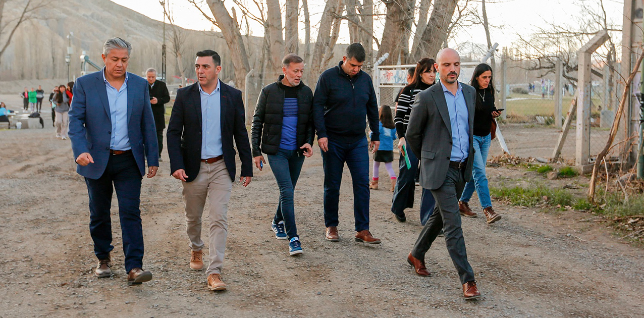 El gobernador de Neuquén recorrió obras y planifica con intendentes