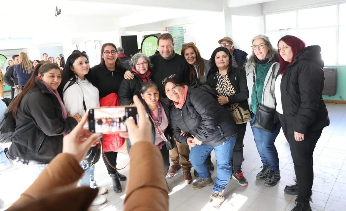 El gobernador entregó escrituras, personerías, aportes y becas deportivas en Bariloche