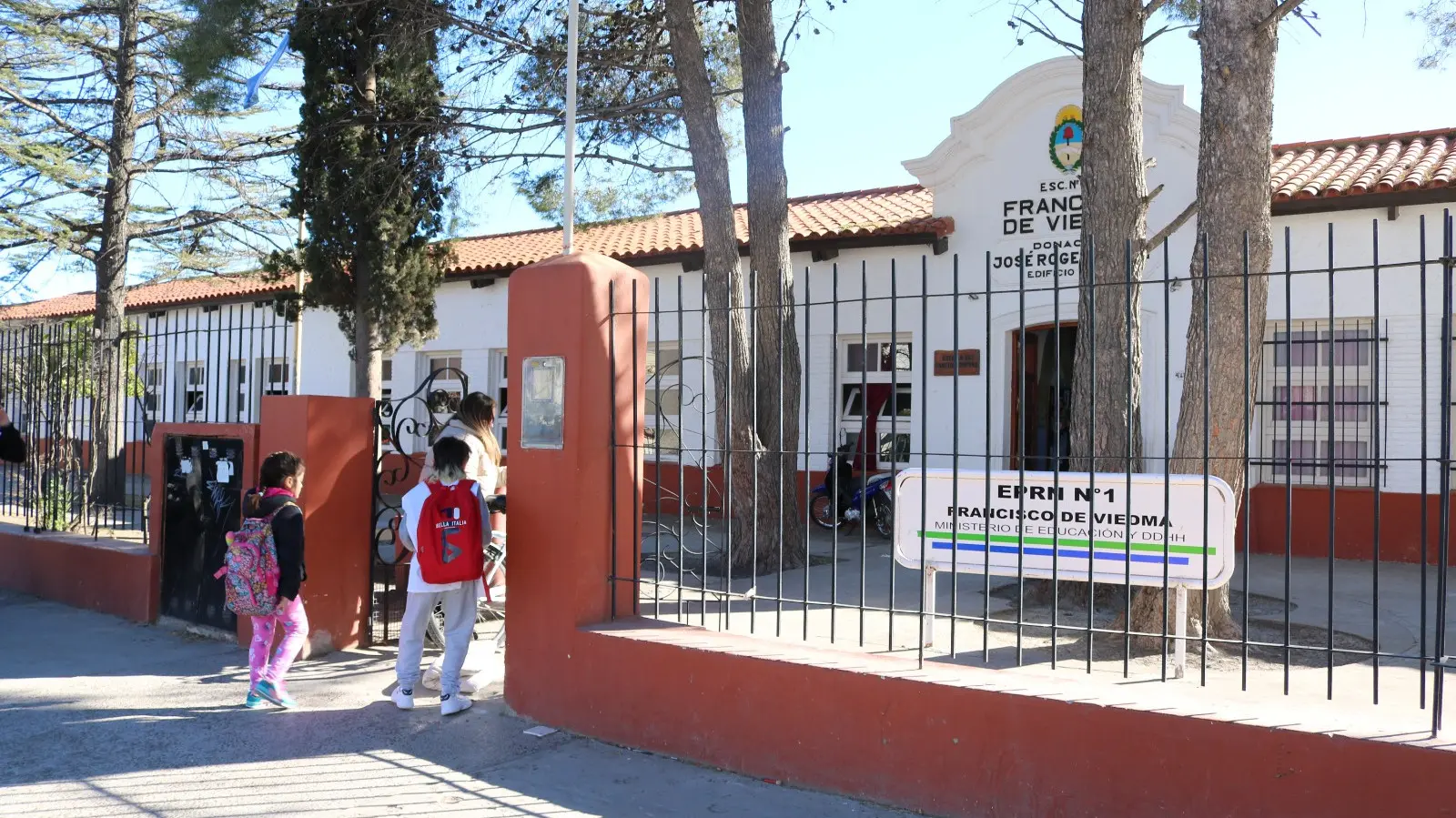 (((video))) La ministra de Educación destacó el normal inicio de clases en Río Negro