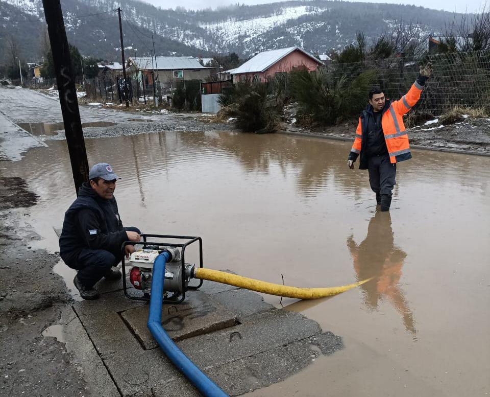 Bariloche: trabajo para desagotar una laguna en El Frutillar