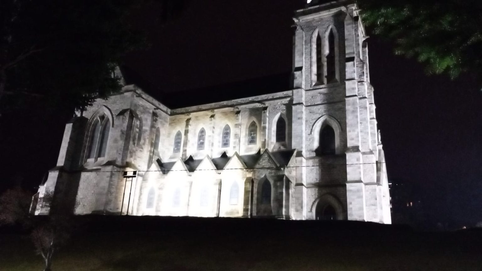 Ecotasa Bariloche: mejoran la luminiaria de la Iglesia Catedral