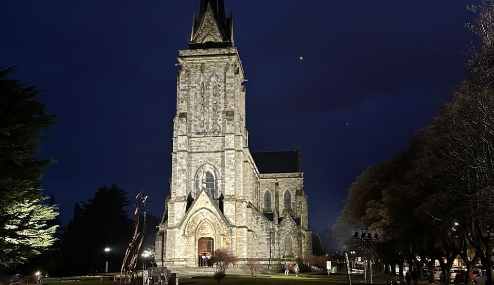 La iglesia Catedral de Bariloche ya se luce con las nuevas luminarias LED