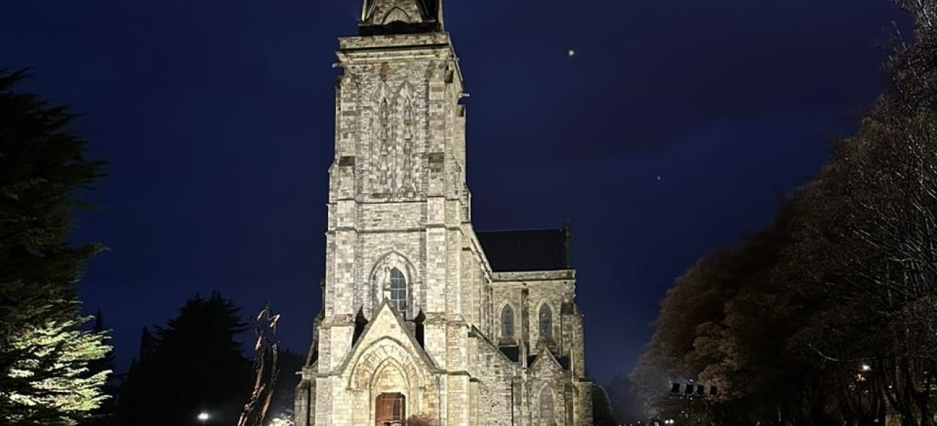 La iglesia Catedral de Bariloche ya se luce con las nuevas luminarias LED