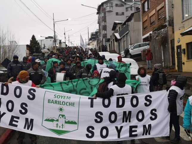 Las y los trabajadores municipales de Bariloche marcharon al Centro Cívico