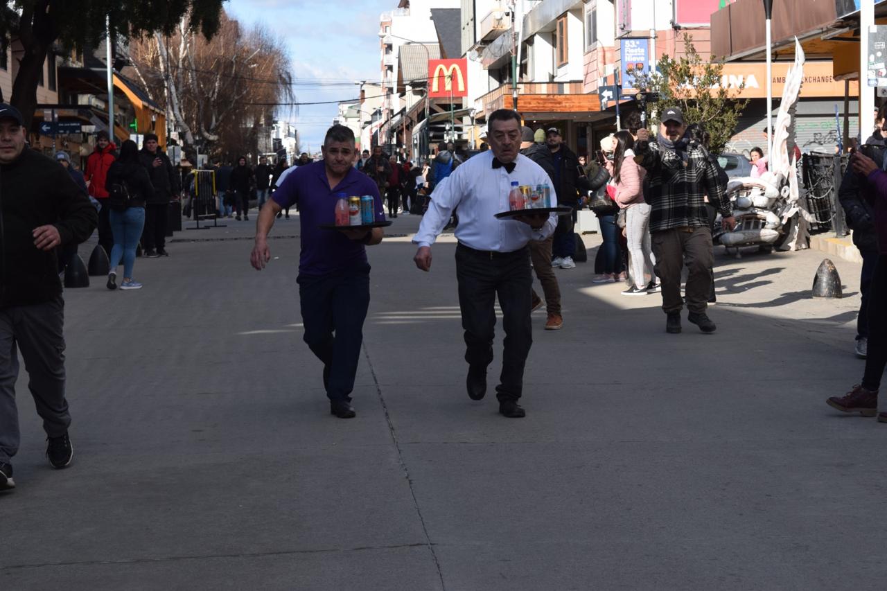 Con la tradicional Carrera de Mozos y Camareras continúa la Fiesta de la Nieve