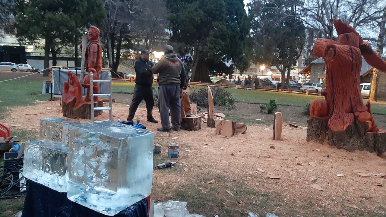 Esculturas de hielo y madera en la Fiesta de la Nieve