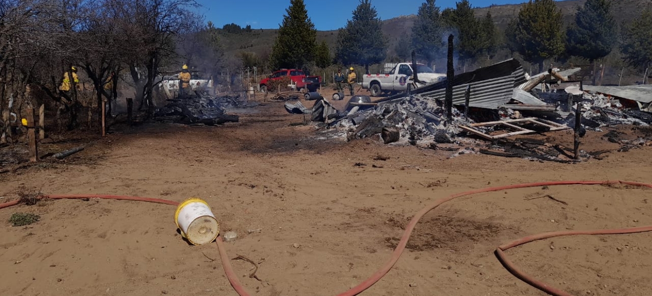 Protección Civil Bariloche colaboró en un incendio en Arroyo del Medio