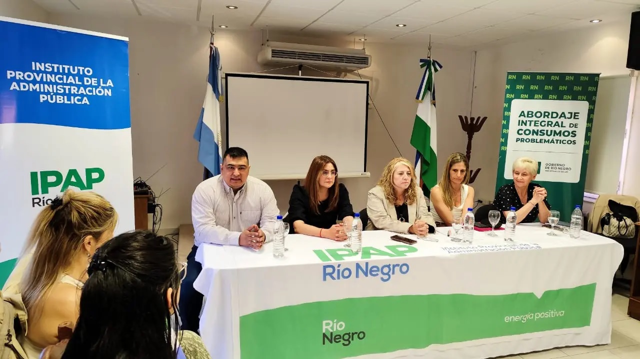 Presentan guía de actuación de consumos problemáticos para estatales en Rio Negro