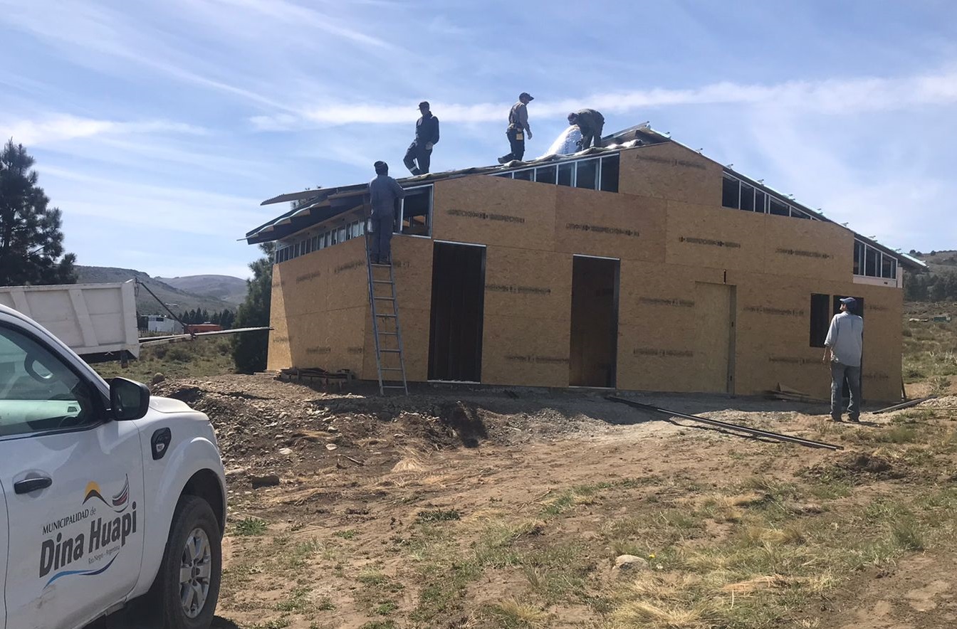 Dina Huapi: El Municipio construye un moderno SUM en Ñirihuau