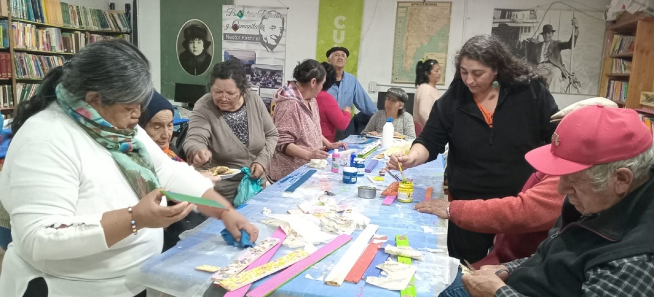 Personas mayores de Bariloche preparan la navidad con arte y reciclaje