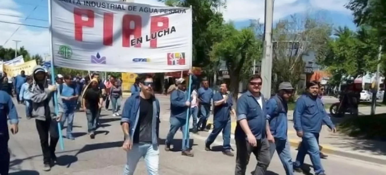 (((audio))) Trabajadores de la Planta Industrial de Agua Pesada se manifestaron en la Ruta 22