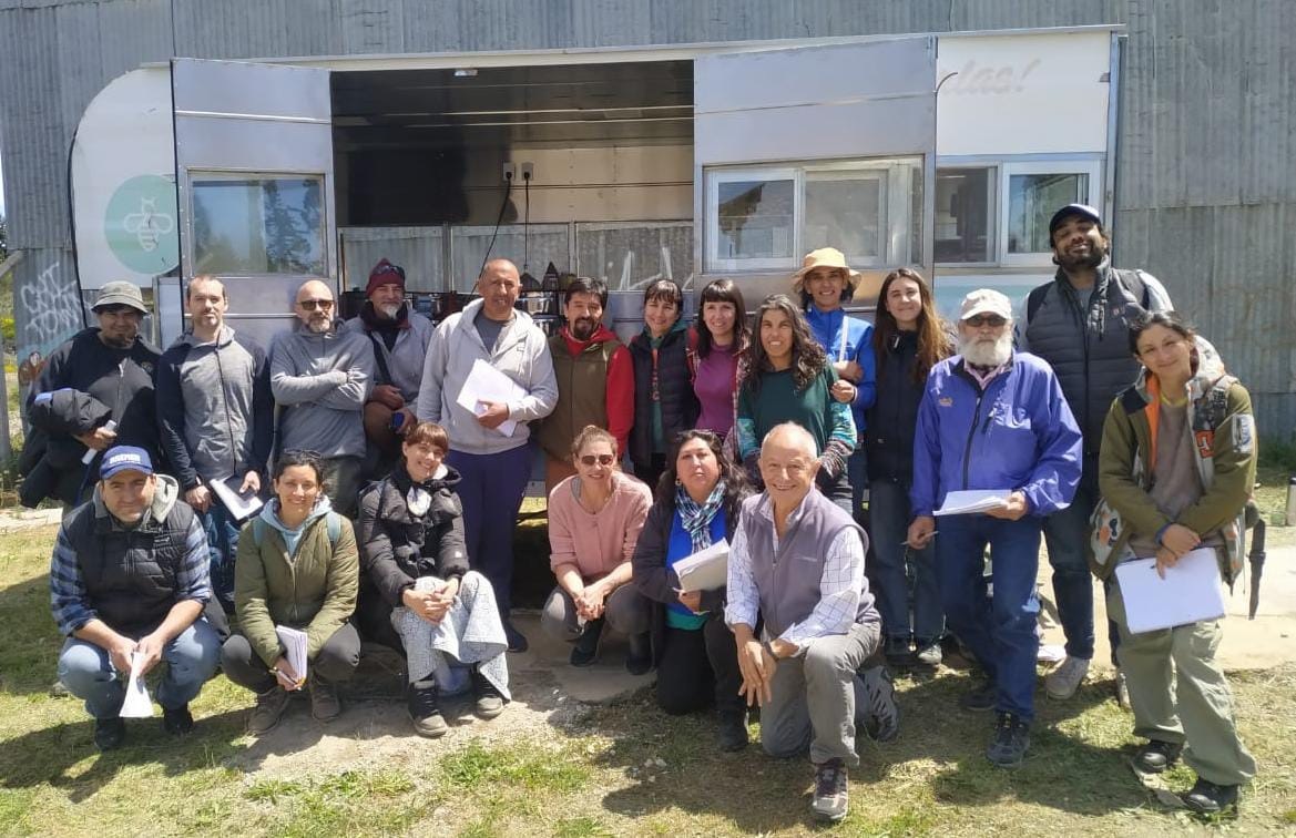 Bariloche: Alumnos de Apicultura visitan la Sala de Extracción de Miel