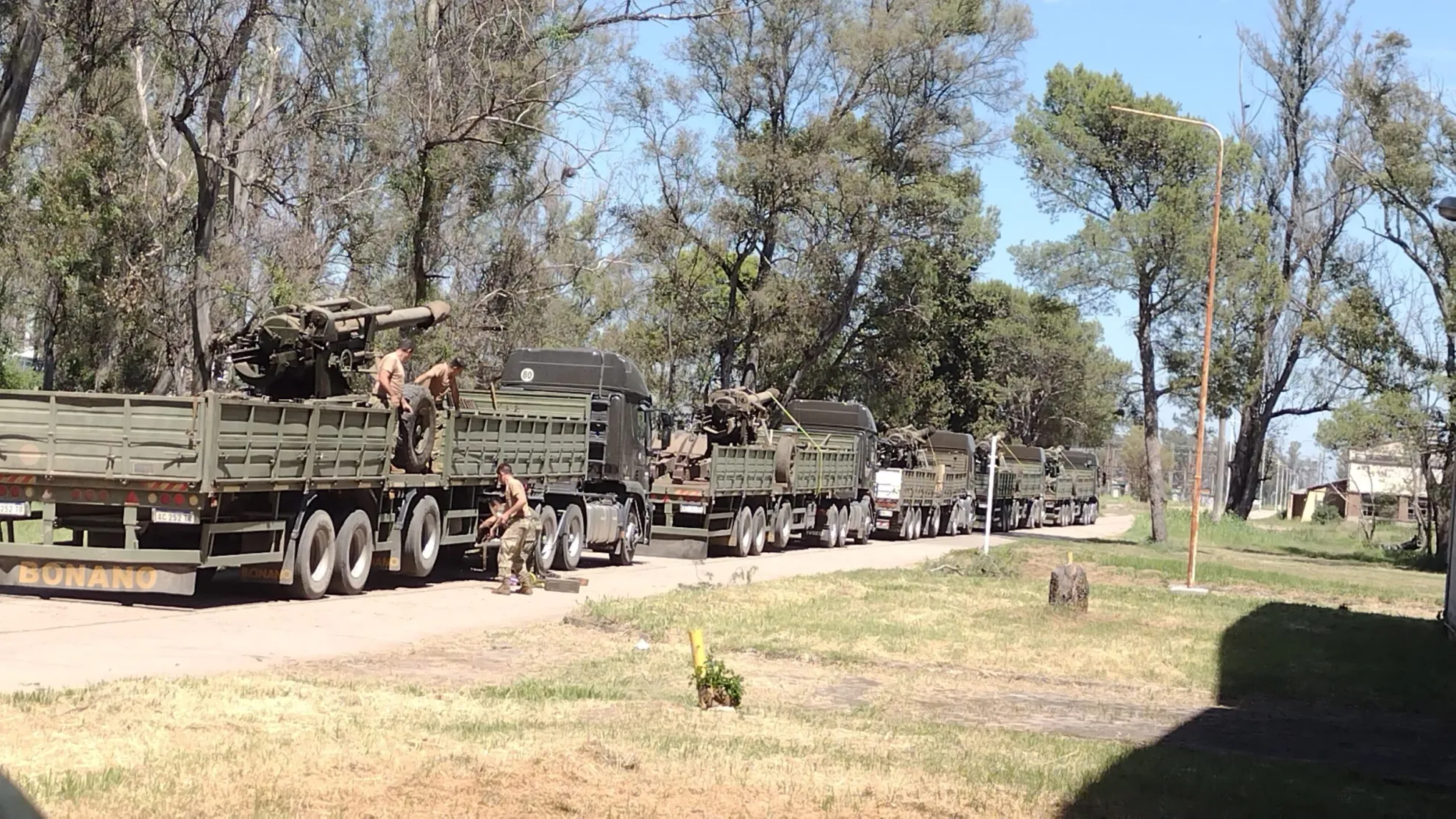 Nación envió camiones para vaciar Fabricaciones Militares y ATE responde con bloqueos y cortes