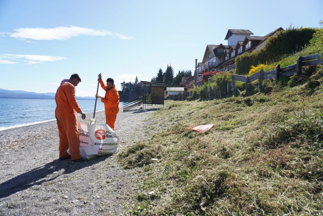 Bariloche: Delegación Cerro Otto desmalezó y limpió Playa Bonita