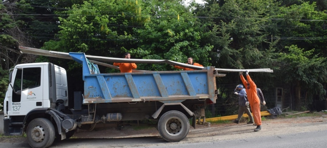 Bariloche: Delegación Cerro Otto trabaja en el cambio de guardarrail en Pioneros