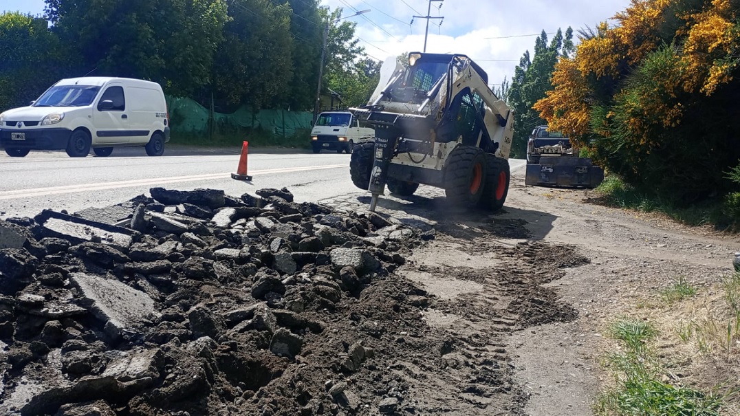 Atención Bariloche: Trabajos de bacheo en Av. de los Pioneros, Km 5700