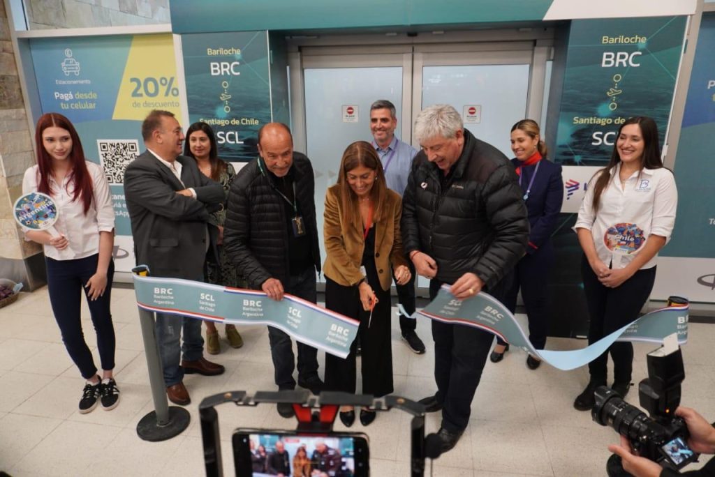 Intendente recibió el primer vuelo Bariloche-Santiago de LATAM