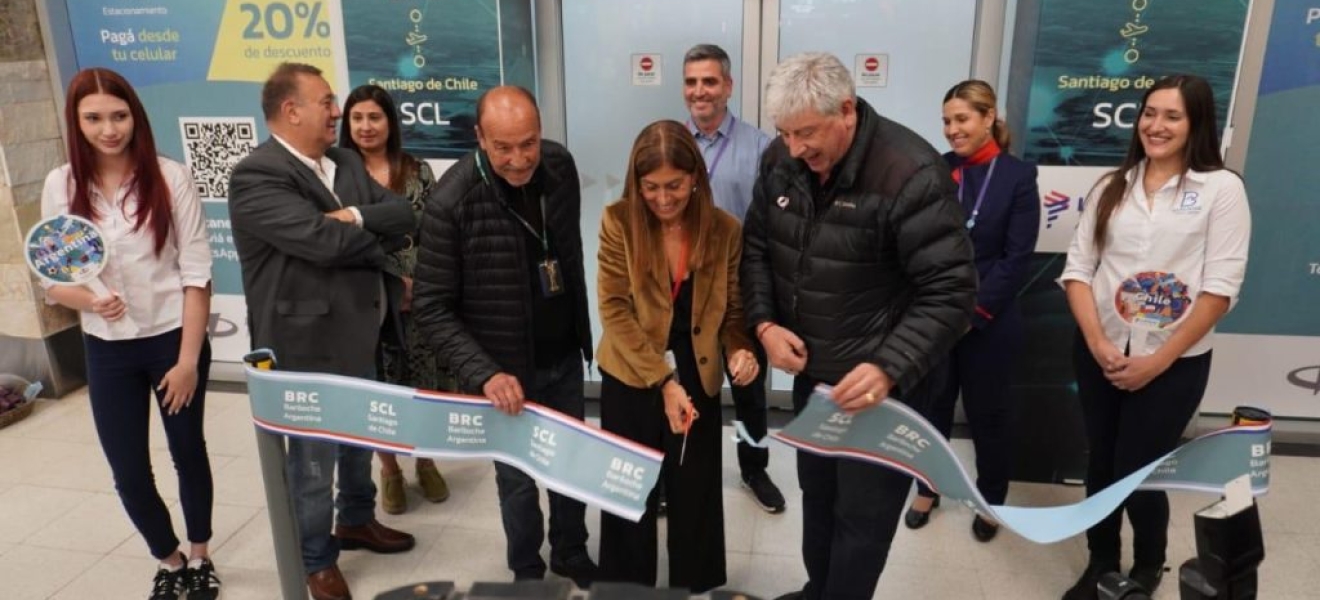 Intendente recibió el primer vuelo Bariloche-Santiago de LATAM