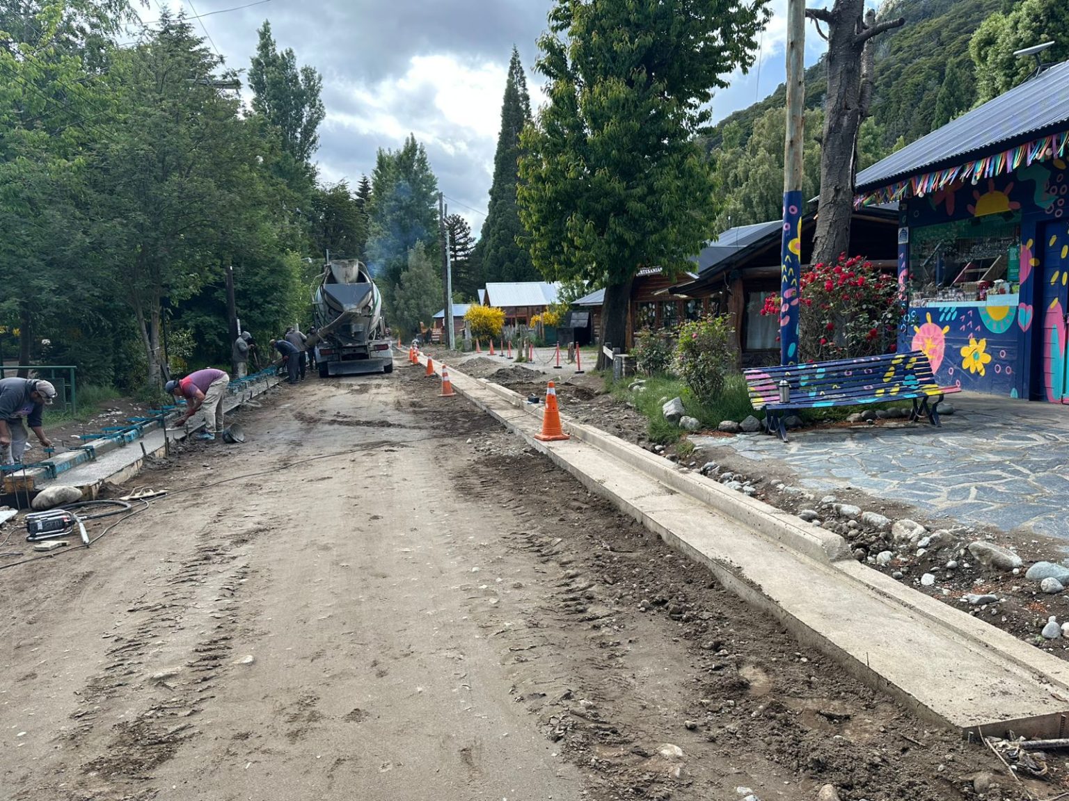 Comenzó el hormigonado de la calle Felix Goye en Colonia Suiza