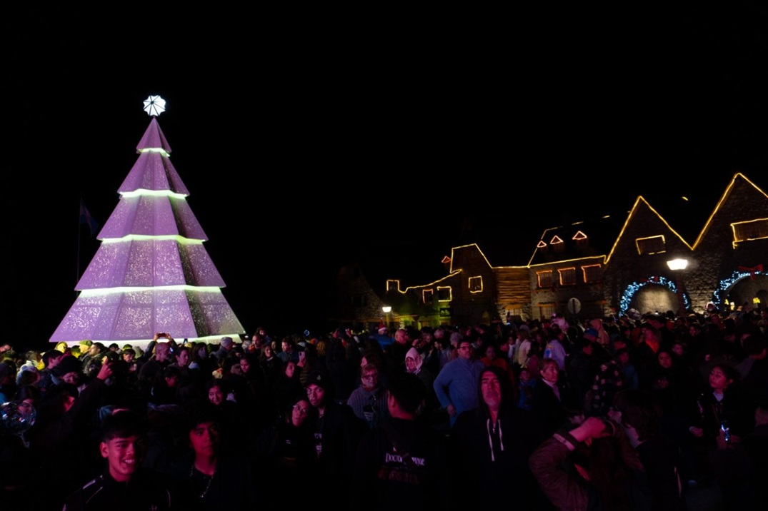 Bariloche encendió la Navidad en el Centro Cívico