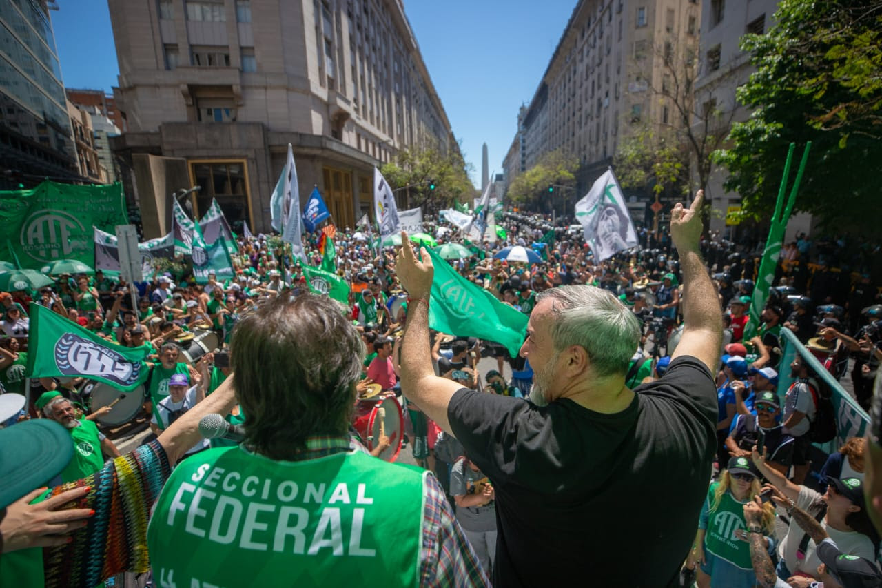 ATE protestó en CNEA, ministerios de Defensa y de Desregulación por renovación automática