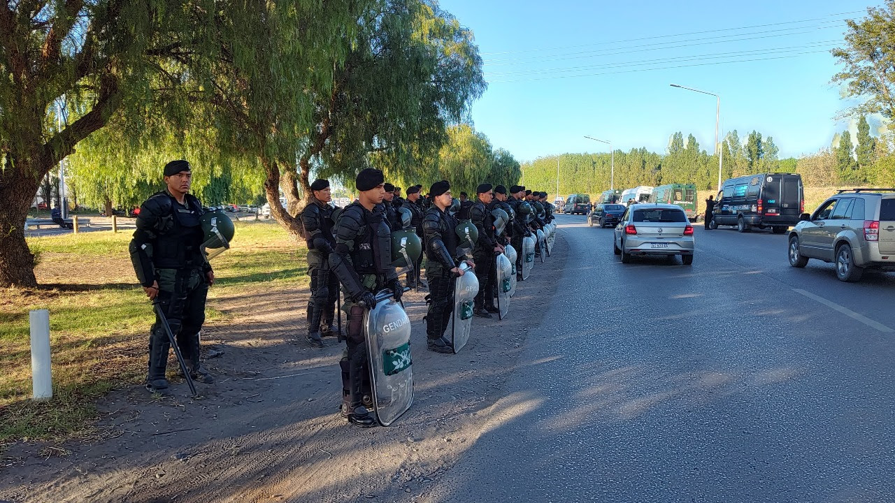 ATE Río Negro denuncia desmedido operativo policial para impedir reclamo en las rutas