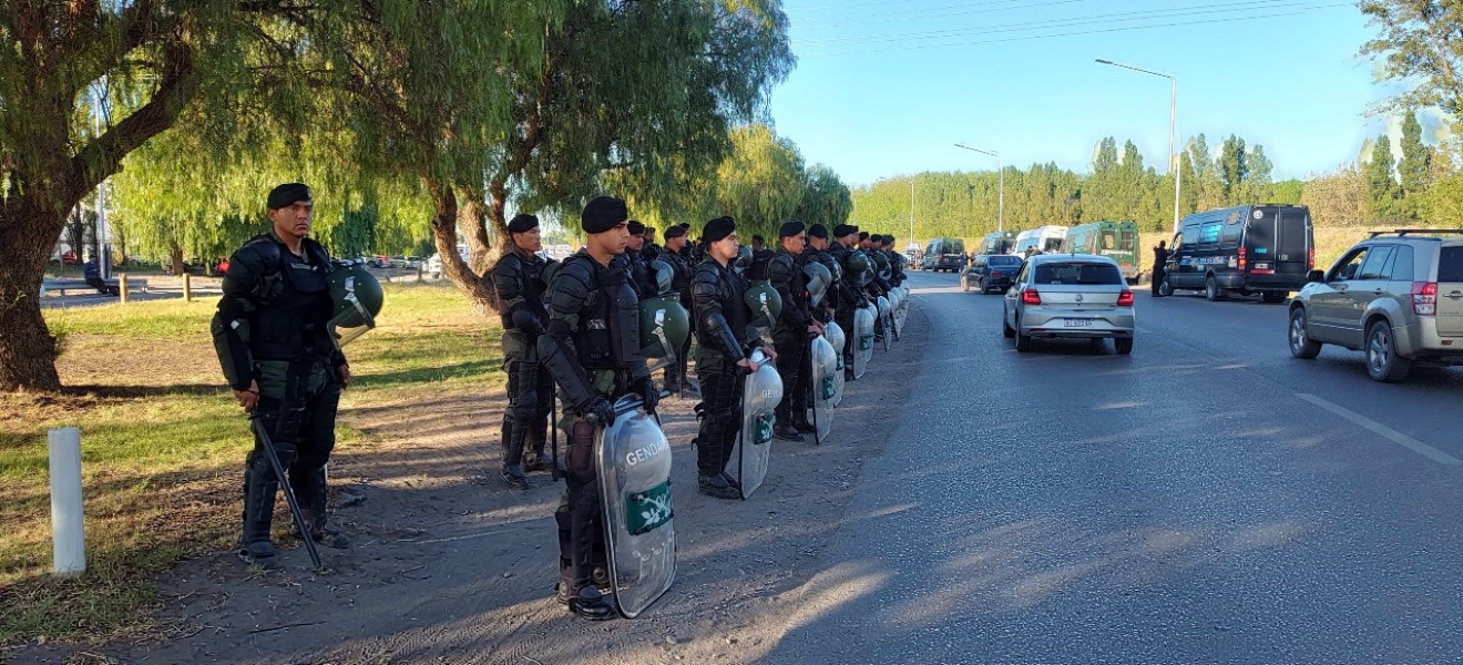 ATE Río Negro denuncia desmedido operativo policial para impedir reclamo en las rutas