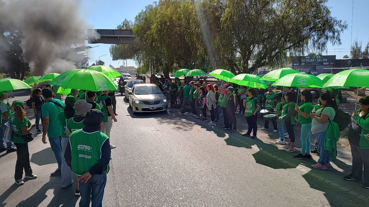 ATE Río Negro reclamó en las rutas y evalúa profundizar la protesta durante las Fiestas