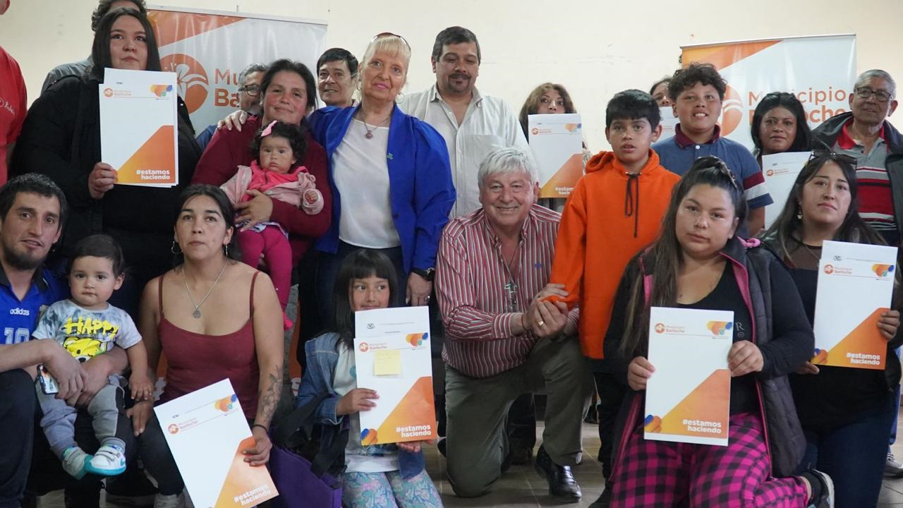 Bariloche: entrega de boletos de compraventa a vecinos del barrio 2 de Abril