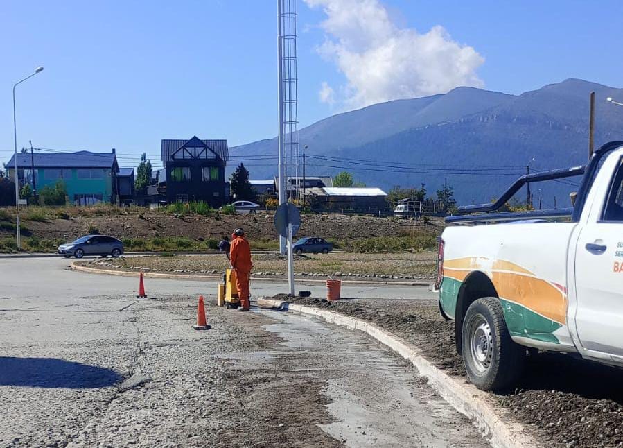 Bariloche: Bacheos en Pioneros y en Rotonda de Pasaje y Juan Hermann