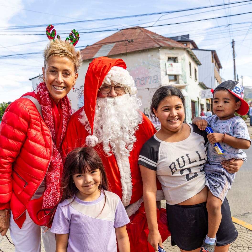 Papá Noel y García Larraburu recorrieron las calles de Bariloche