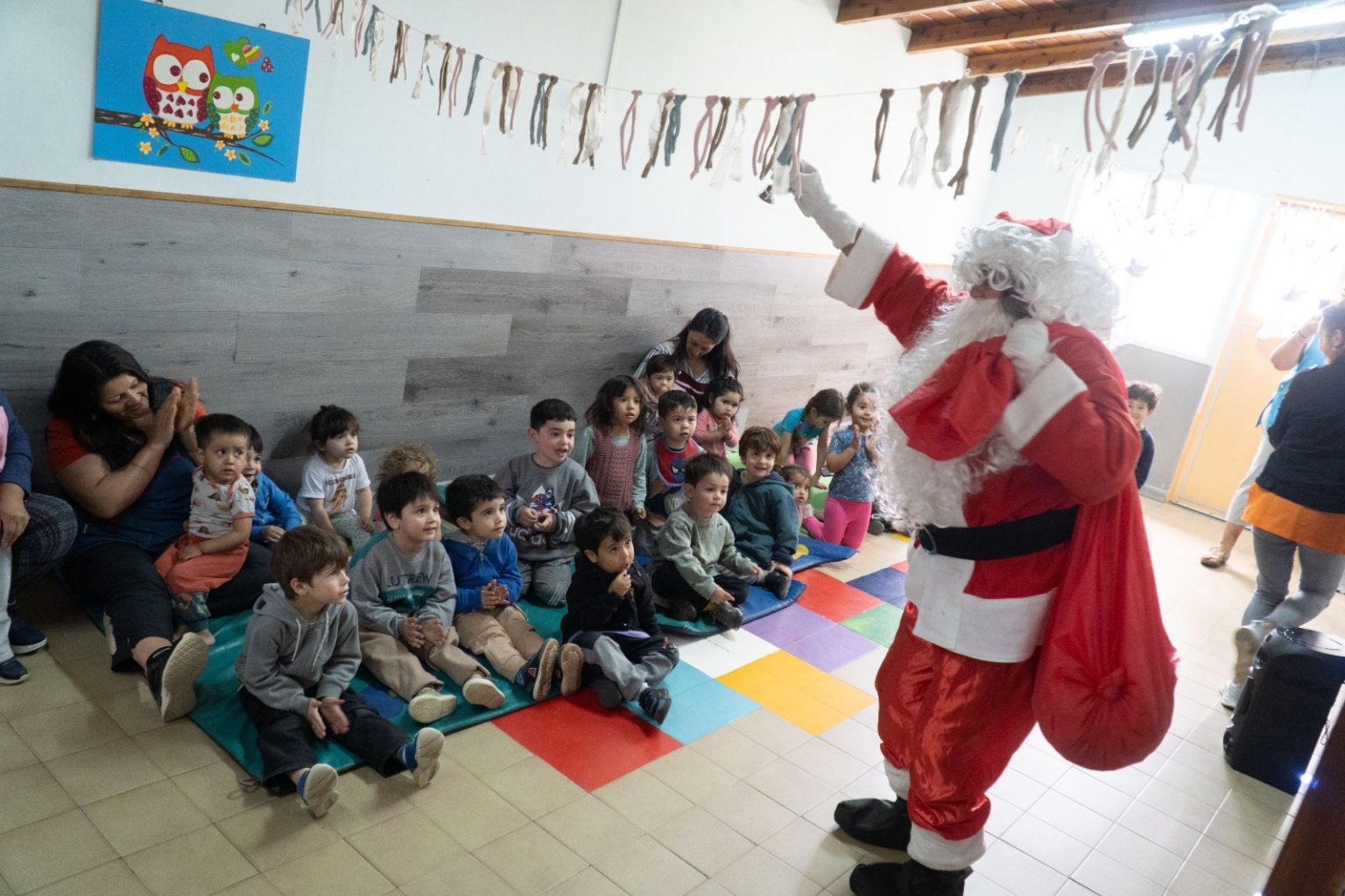 Papá Noel visitó a los más pequeños de los CDI de Bariloche