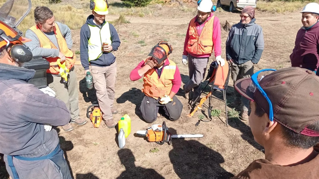 Curso sobre motosierras entusiasmó a productores y operarios en Bariloche