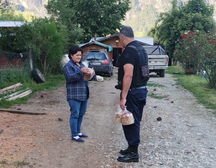 Policía de Río Negro colaboró con la distribución del Pan Dulce Solidario en los parajes