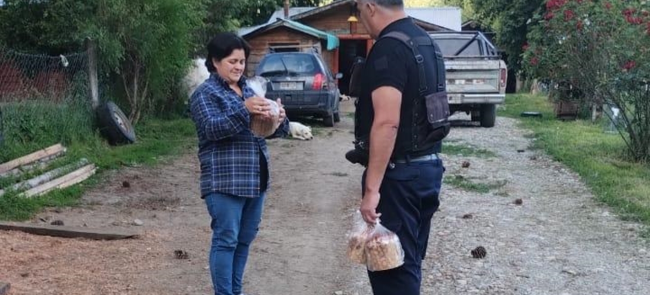 Policía de Río Negro colaboró con la distribución del Pan Dulce Solidario en los parajes