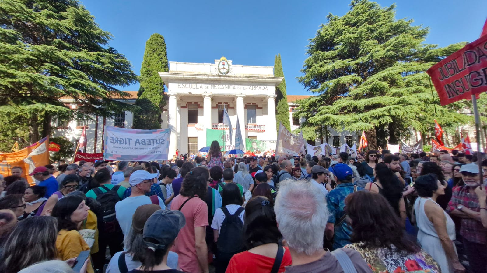 ATE se movilizó y abrazó la ex ESMA por los despidos en Derechos Humanos