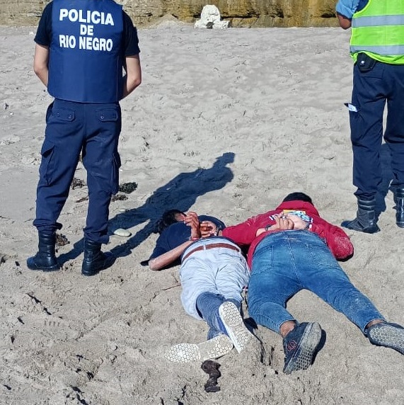 Dos detenidos por lesionar a una persona con un arma blanca en la playa de Las Grutas