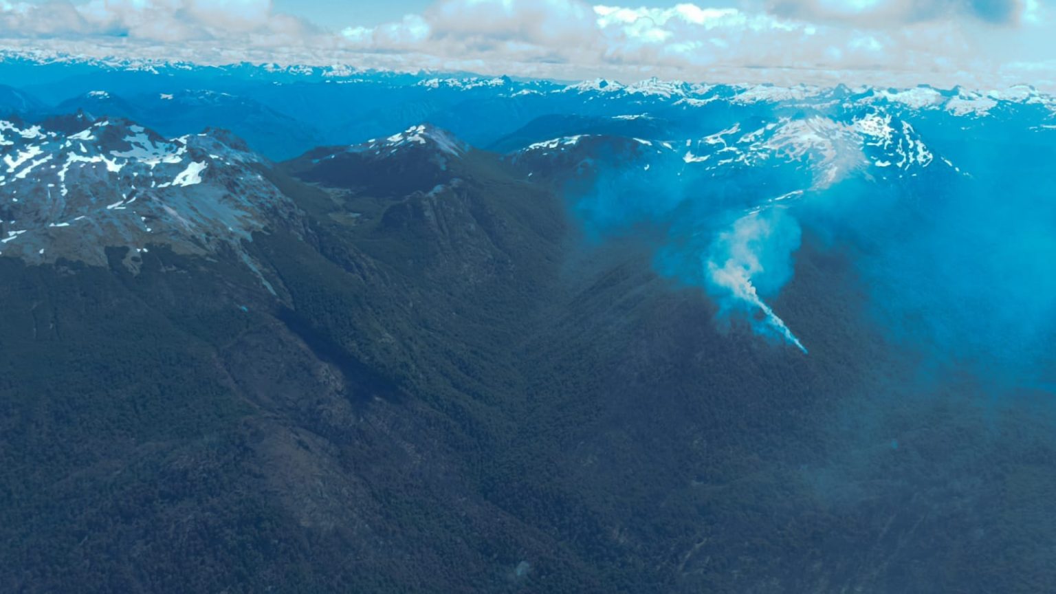 El incendio en Los Manzanos afecta a más de 2500 hectáreas y continúa activo