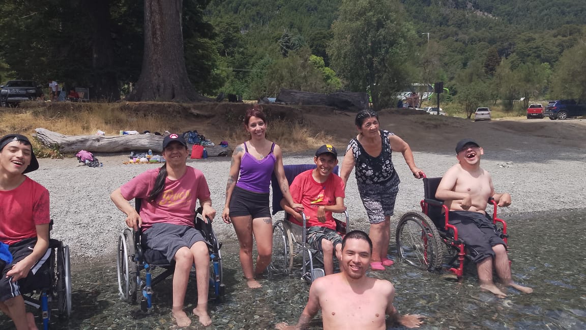 Personas con discapacidad de Bariloche disfrutaron un día en el Lago Mascardi